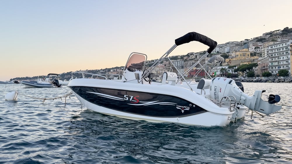 Genießen Sie 7 Stunden und 30 Minuten auf einem Motorboot in Neapel