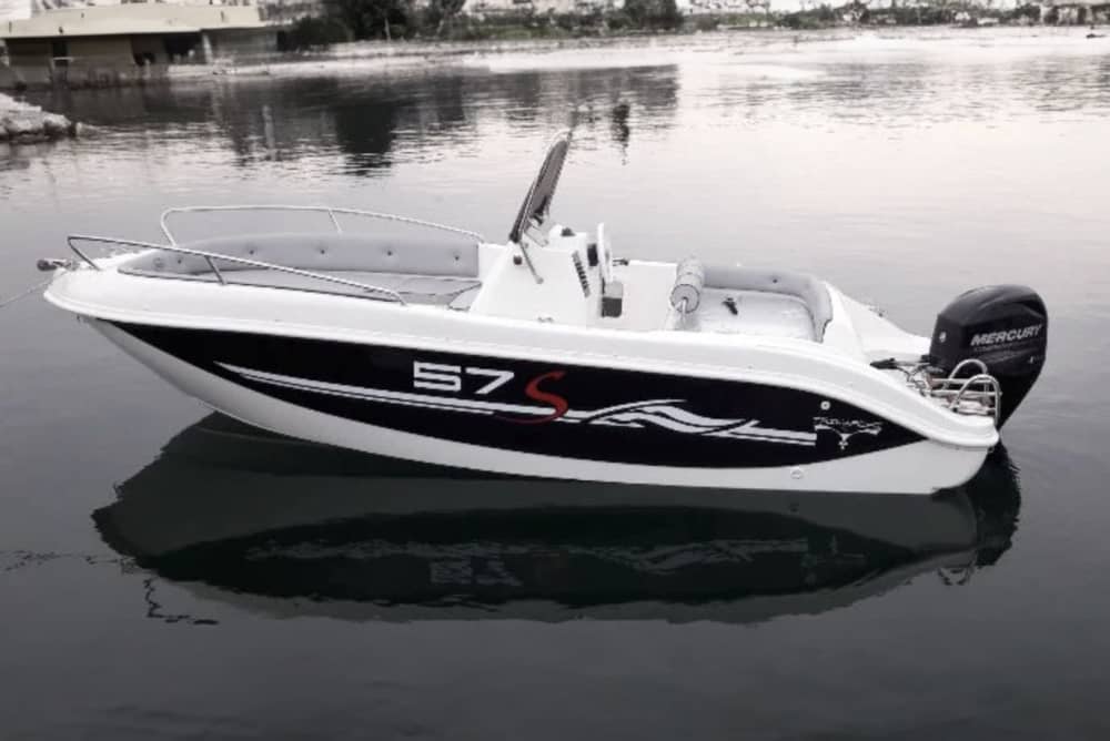 Genießen Sie 7 Stunden und 30 Minuten auf einem Motorboot in Neapel