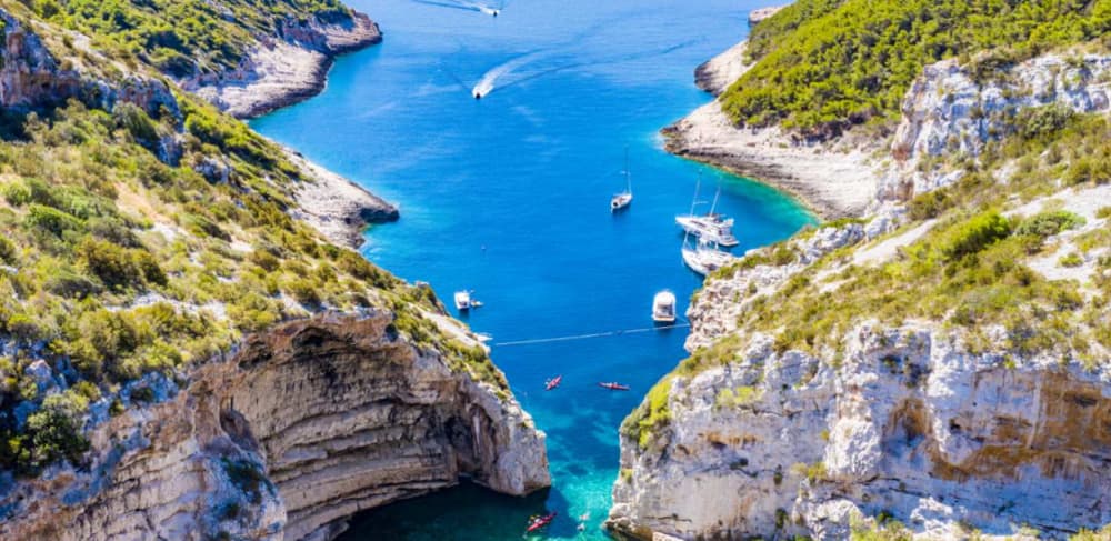 Corno de Ouro e Ilha de Brač
Navegando em lancha de luxo
