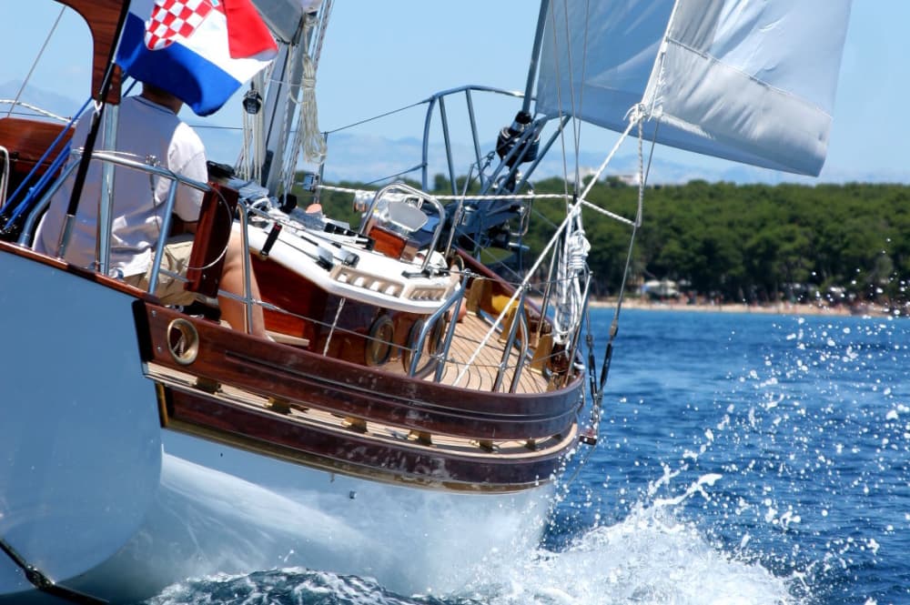 Goditi un'intera giornata di navigazione a vela a Lošinj, in Mali.