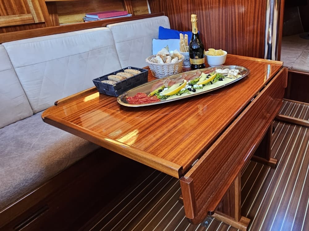 Goditi un'intera giornata di navigazione a vela a Lošinj, in Mali.