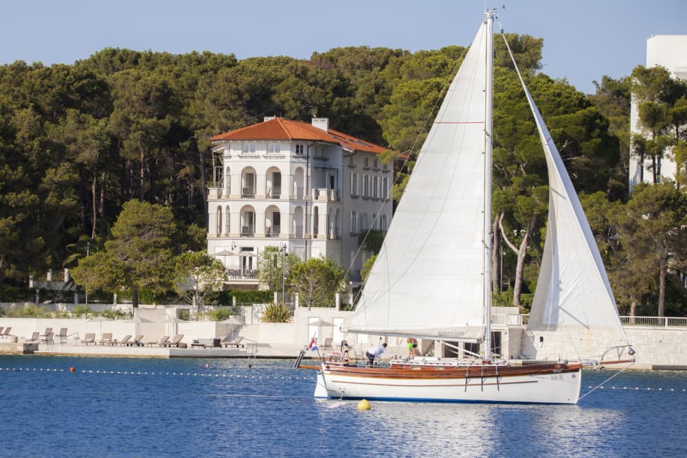 Goditi un'intera giornata di navigazione a vela a Lošinj, in Mali.