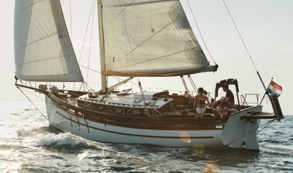 Goditi un'intera giornata di navigazione a vela a Lošinj, in Mali.