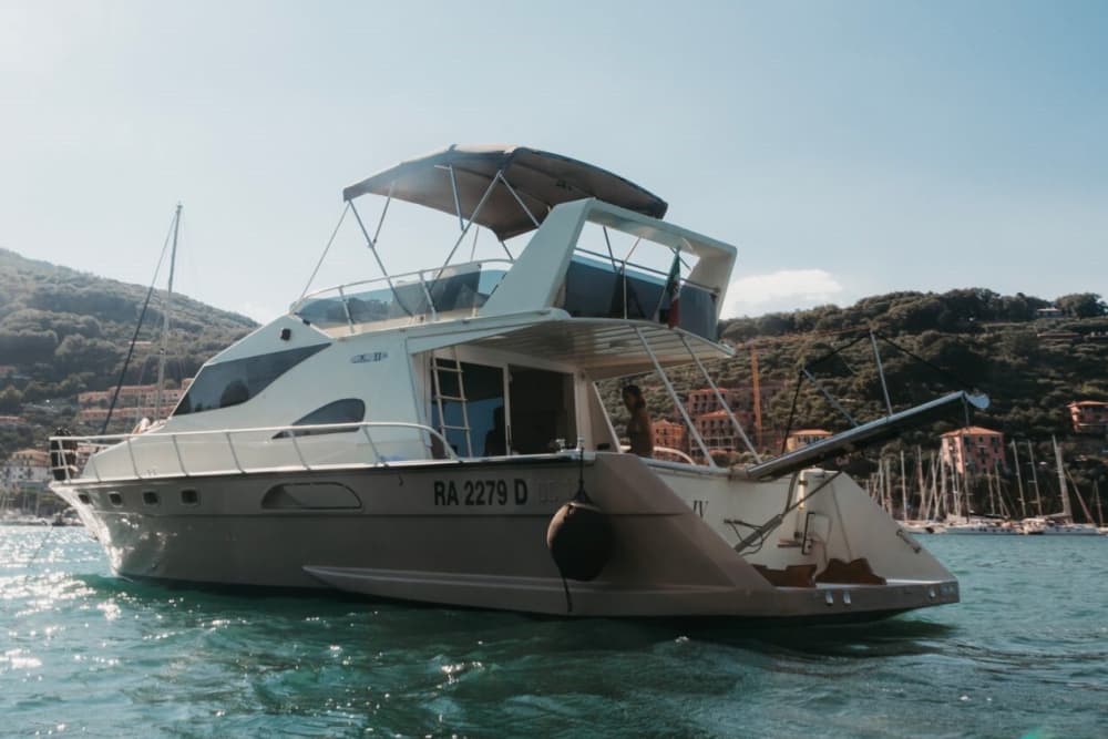 Cinque Terre por mar: crucero de lujo con almuerzo y vino + Gozzo privado