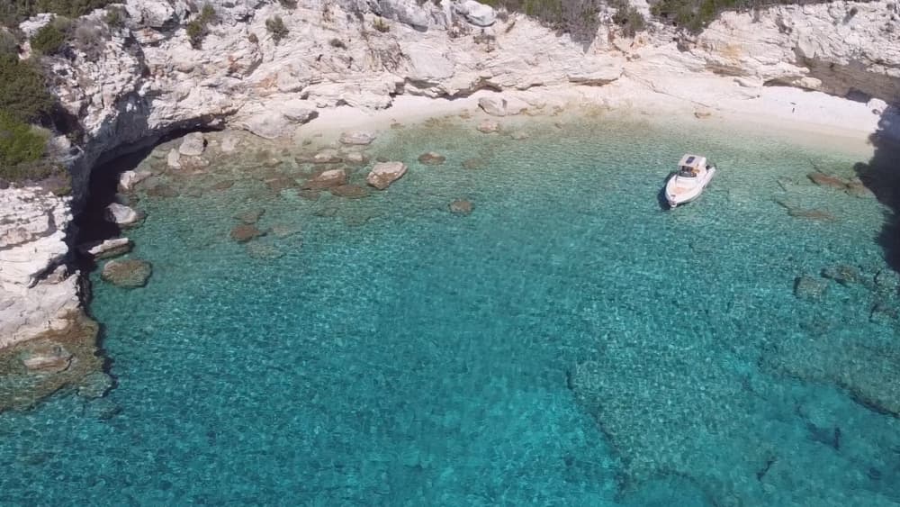 Explore Parga de barco: Um dia inteiro na água a bordo de uma lancha.