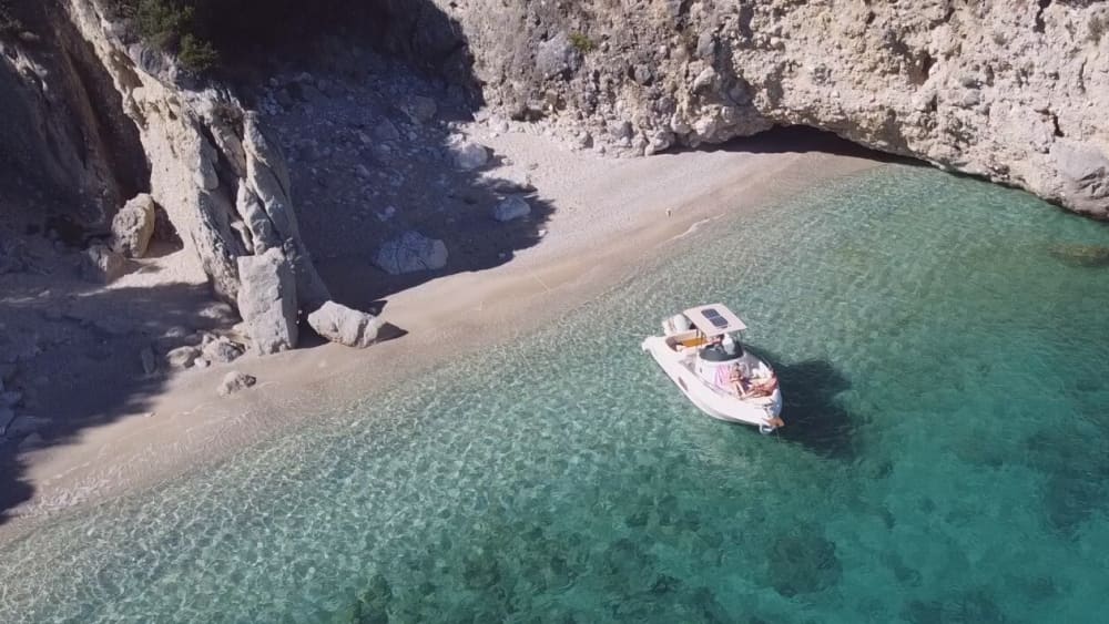 Explore Parga de barco: Um dia inteiro na água a bordo de uma lancha.