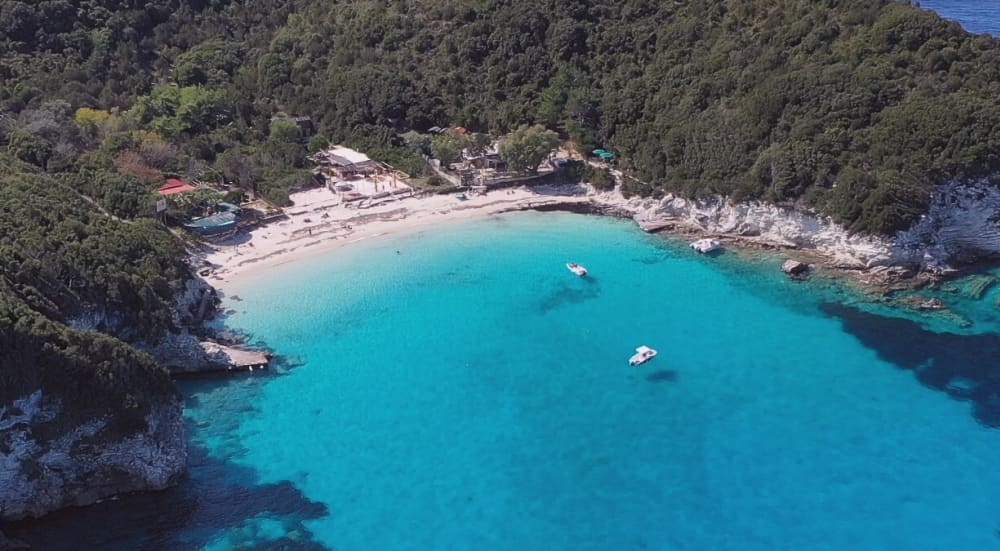 Explore Parga de barco: Um dia inteiro na água a bordo de uma lancha.