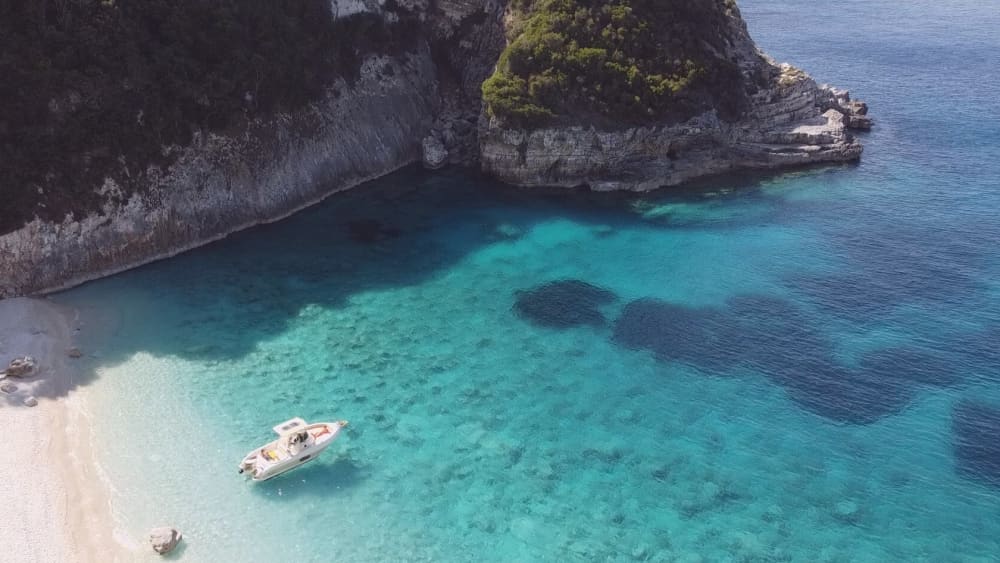 Explore Parga de barco: Um dia inteiro na água a bordo de uma lancha.
