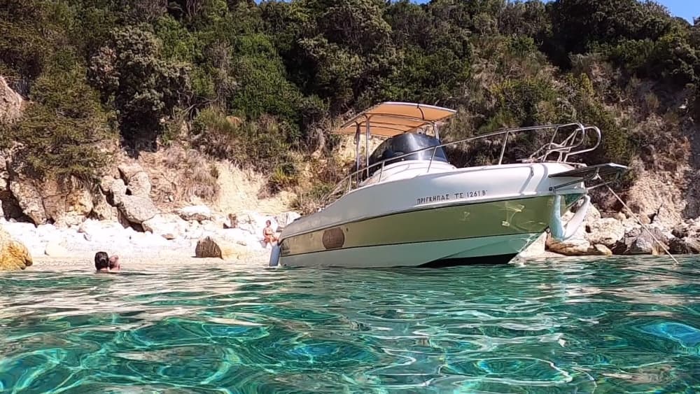 Explore Parga de barco: Um dia inteiro na água a bordo de uma lancha.