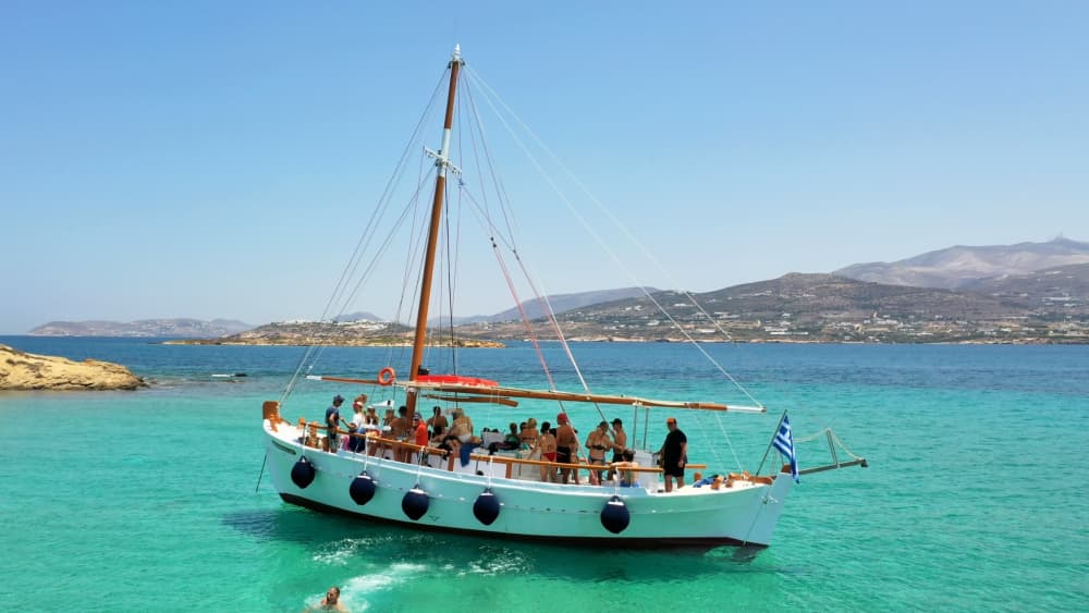 Una giornata a Paros su un motoscafo