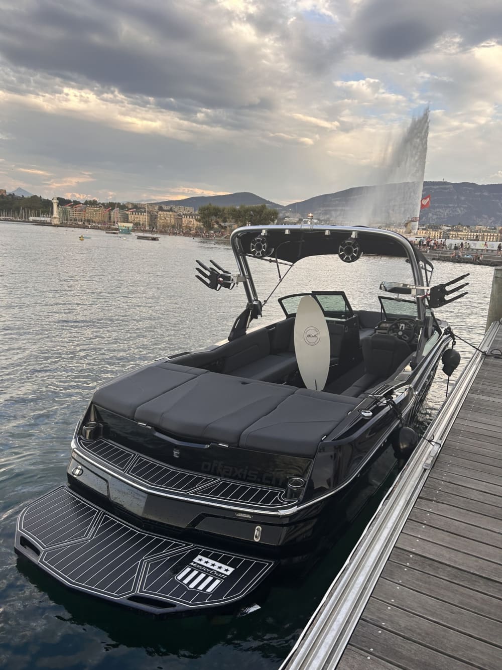 Relaxe em um passeio de barco de 3h45 em Genebra.