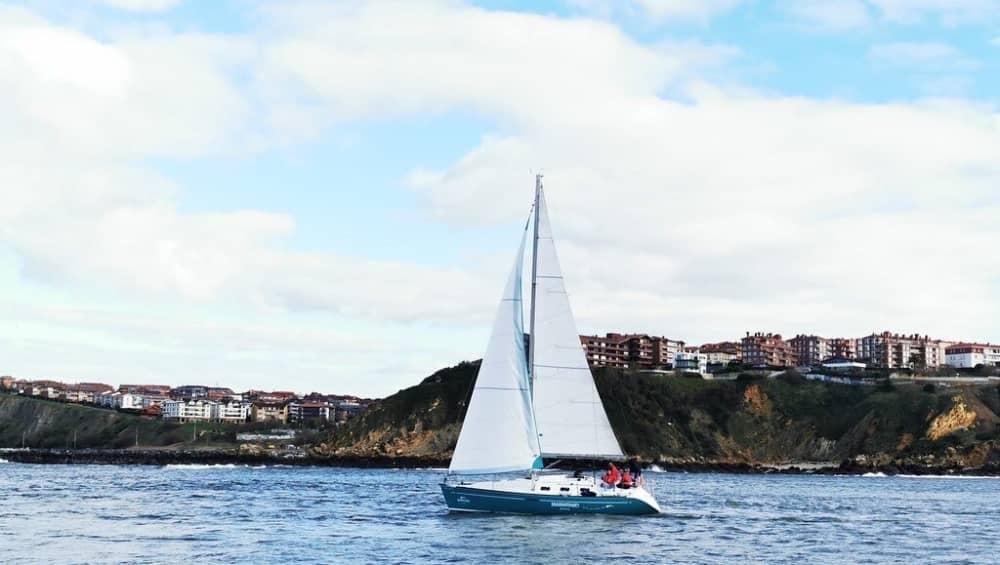 Trascorri 8 ore navigando intorno a Getxo su una barca a vela.