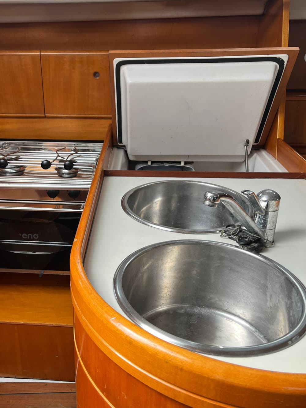 Trascorri 8 ore navigando intorno a Getxo su una barca a vela.