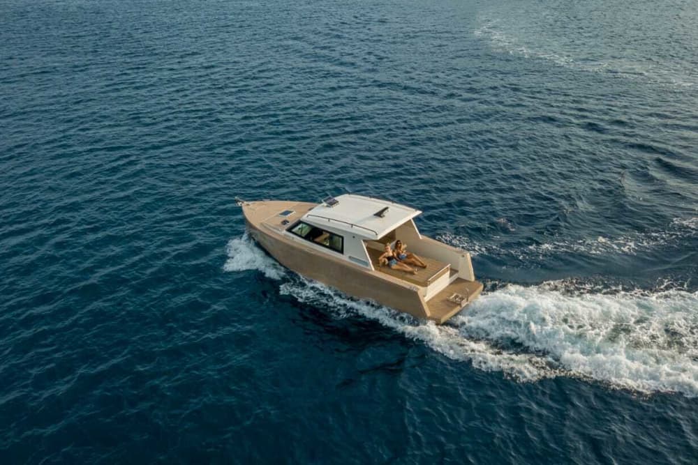 Upptäck södra sidan av ön Hvar, Pakleniöarna och en speciell vingård - heldagstur på motorbåt