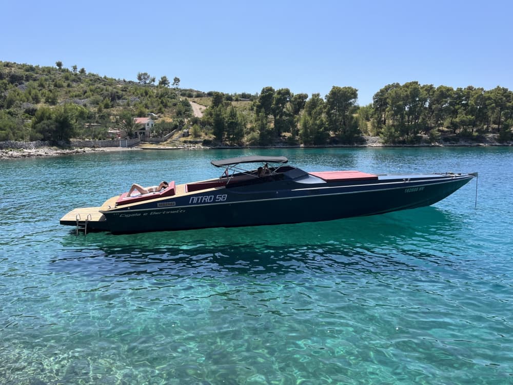 Hvar'ı motorlu tekneyle keşfetmek 2 saat 30 dakika sürer.