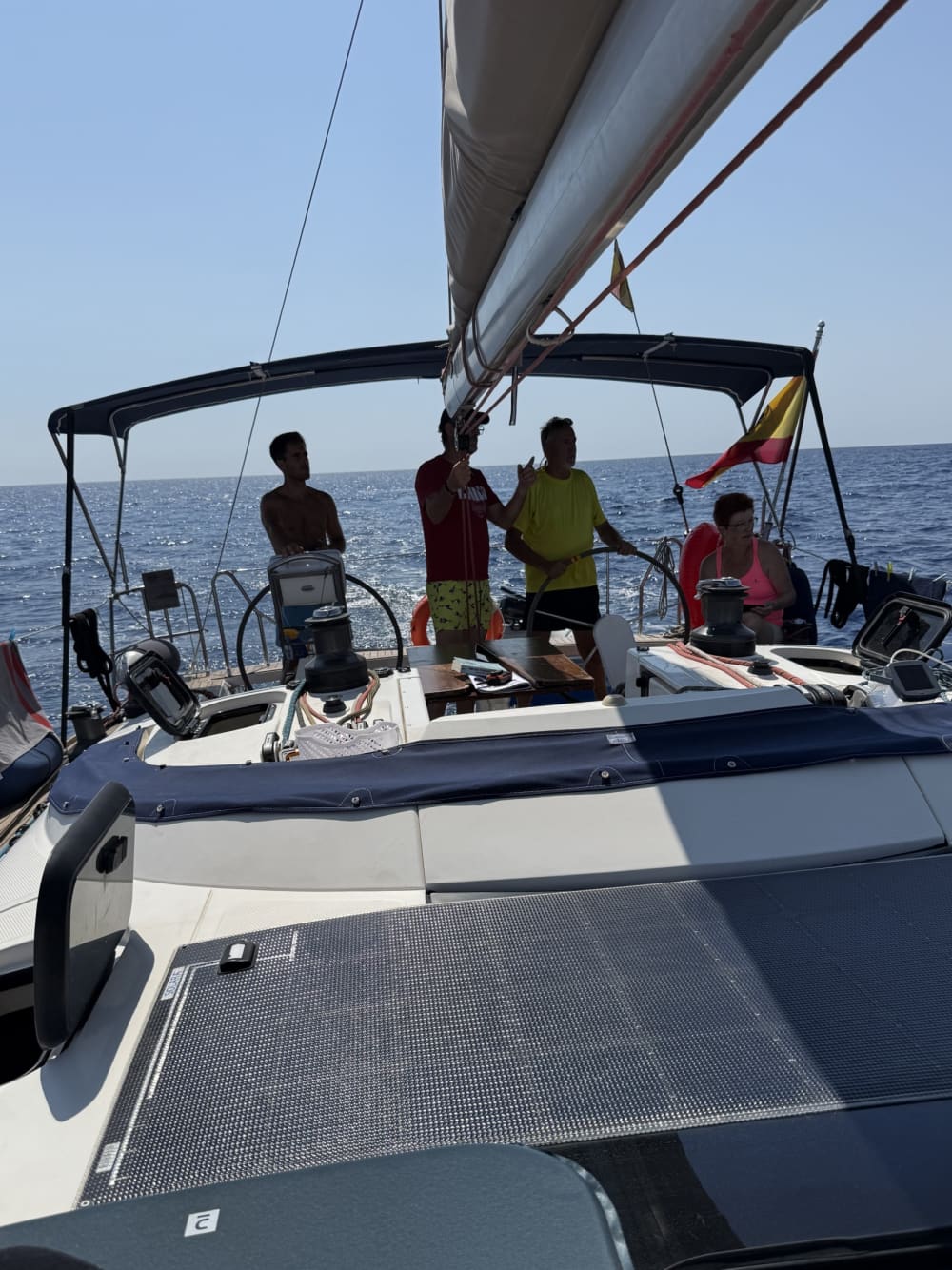 Experiencia de navegación de día completo en velero en Valencia.