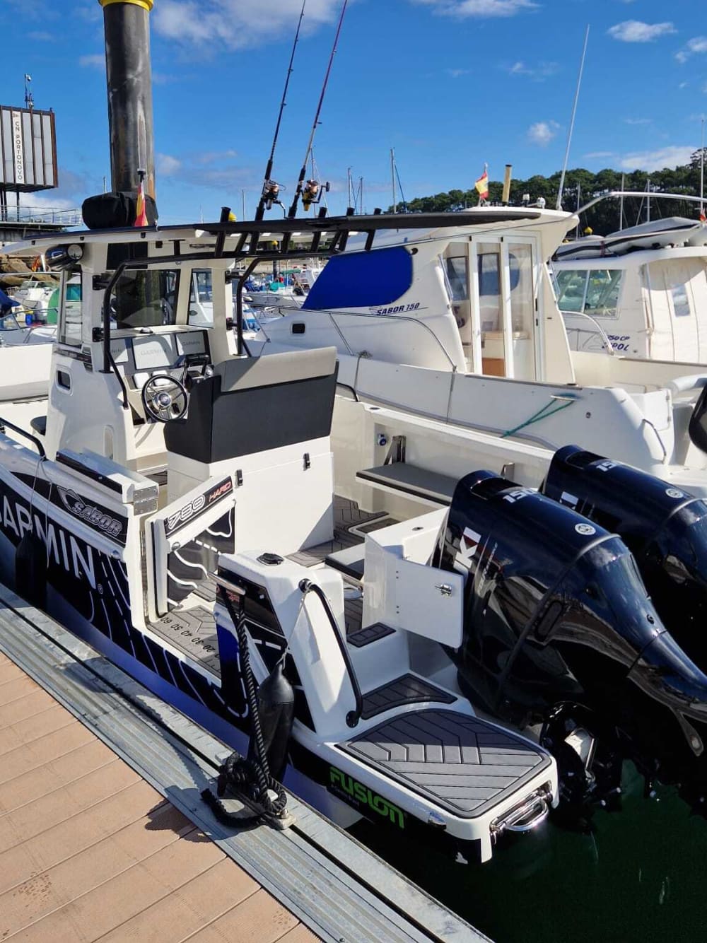 Descubre las costas de Sanxenxo: una excursión de un día completo a bordo de una lancha motora.