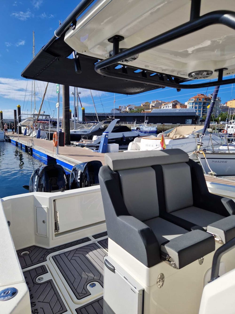 Tómese medio día para relajarse en una lancha motora en Sanxenxo.