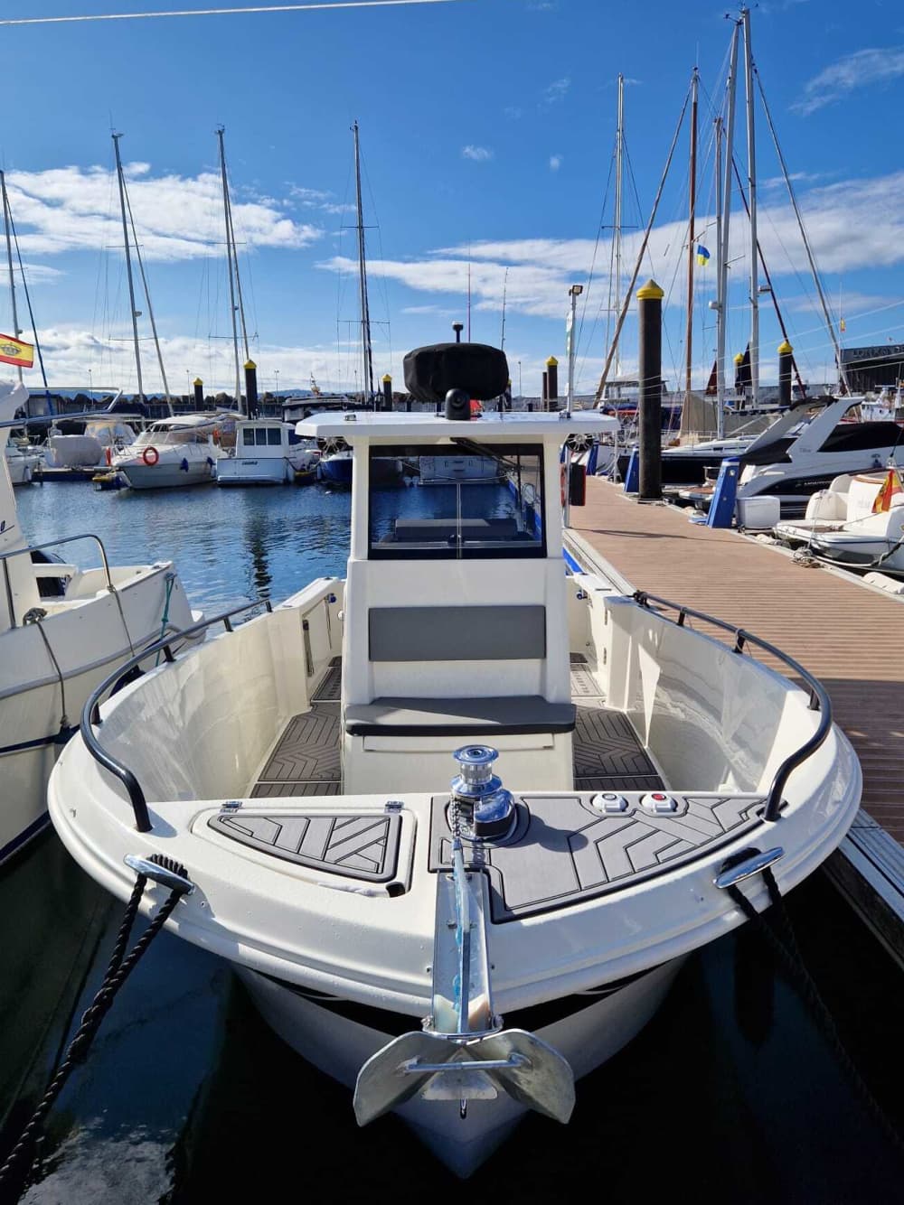 Tómese medio día para relajarse en una lancha motora en Sanxenxo.