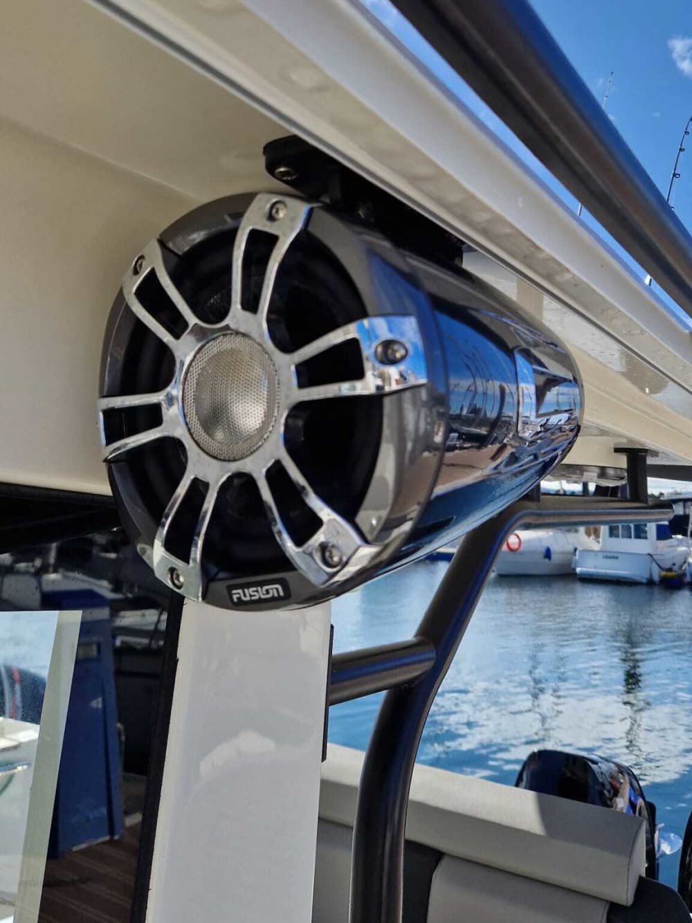 Tómese medio día para relajarse en una lancha motora en Sanxenxo.