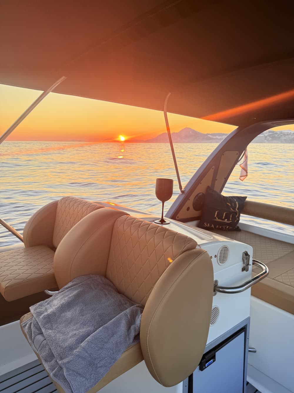 Tour privato al tramonto con gommone di lusso