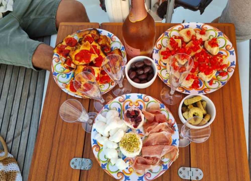 Traccia la rotta verso la gioia: una giornata intera di autentica navigazione a vela a Brindisi a bordo di una barca a vela.