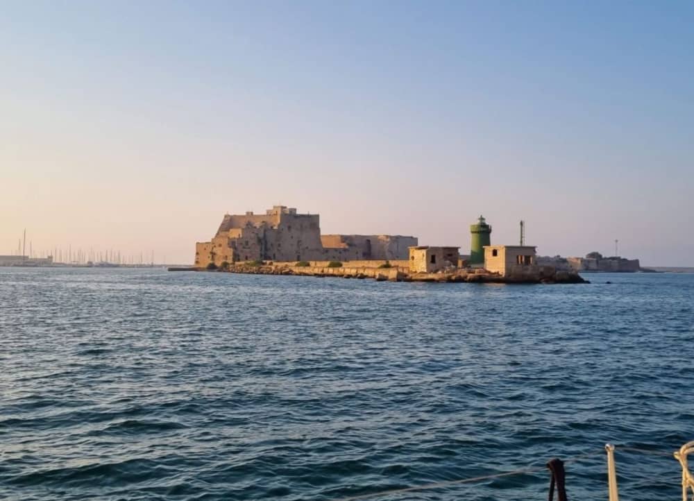 Traccia la rotta verso la gioia: una giornata intera di autentica navigazione a vela a Brindisi a bordo di una barca a vela.