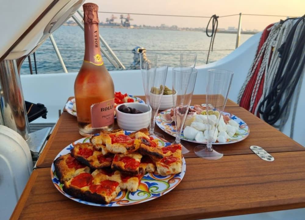 Traccia la rotta verso la gioia: una giornata intera di autentica navigazione a vela a Brindisi a bordo di una barca a vela.