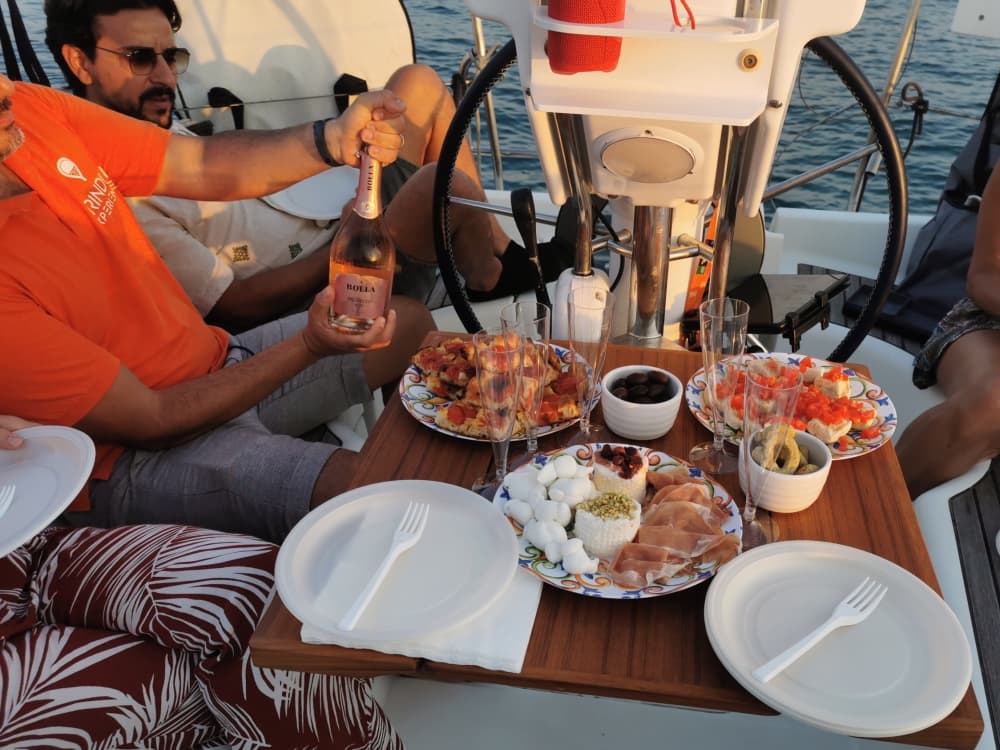 Traccia la rotta verso la gioia: una giornata intera di autentica navigazione a vela a Brindisi a bordo di una barca a vela.