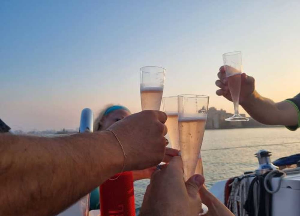 Traccia la rotta verso la gioia: una giornata intera di autentica navigazione a vela a Brindisi a bordo di una barca a vela.
