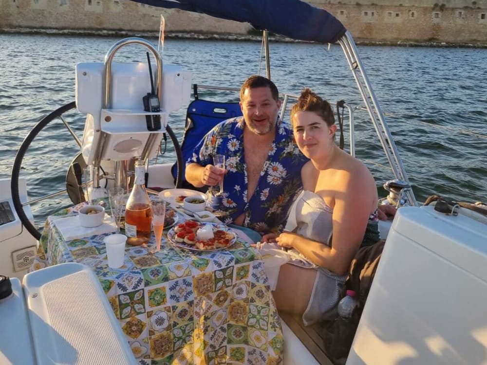 Traccia la rotta verso la gioia: una giornata intera di autentica navigazione a vela a Brindisi a bordo di una barca a vela.