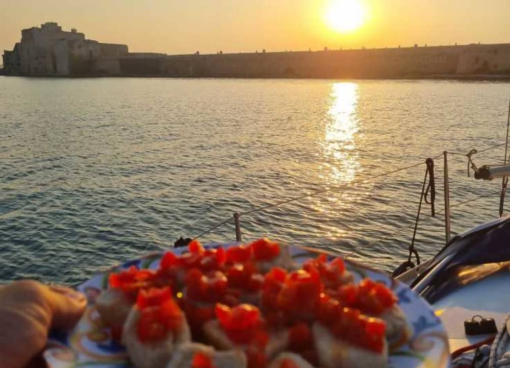 Traccia la rotta verso la gioia: una giornata intera di autentica navigazione a vela a Brindisi a bordo di una barca a vela.