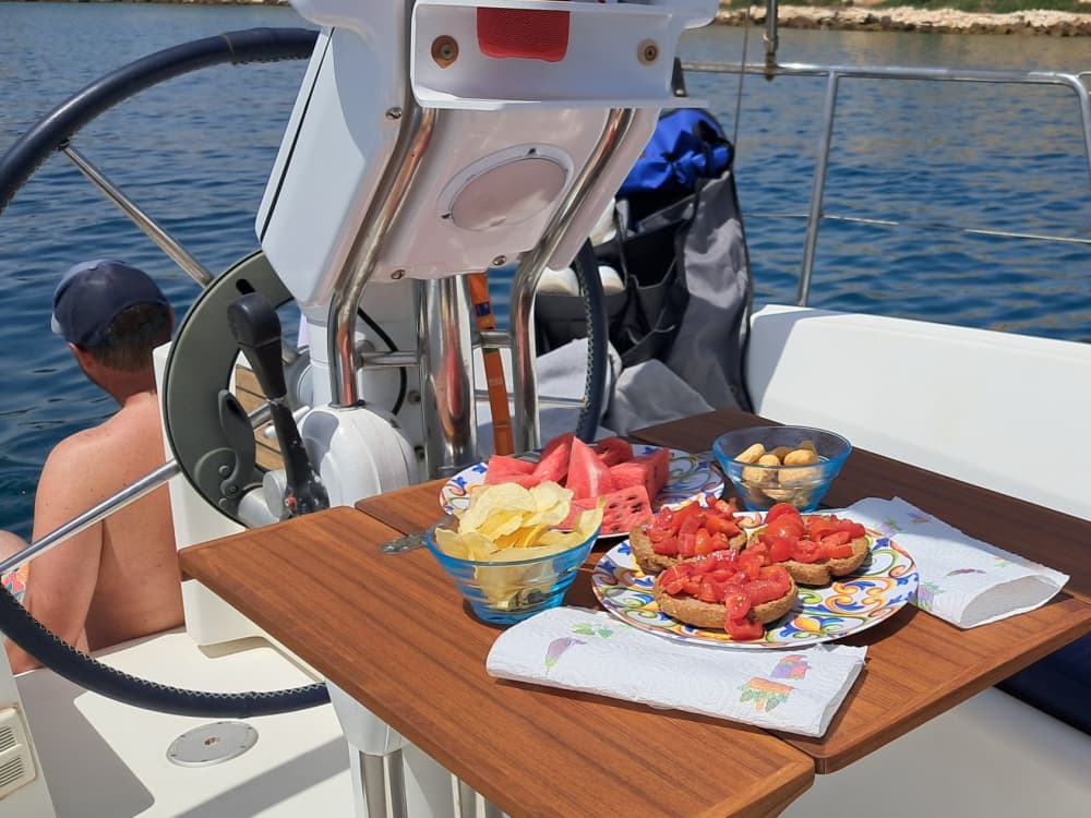 Traccia la rotta verso la gioia: una giornata intera di autentica navigazione a vela a Brindisi a bordo di una barca a vela.