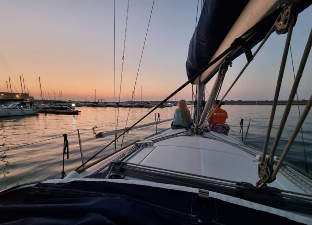 Traccia la rotta verso la gioia: una giornata intera di autentica navigazione a vela a Brindisi a bordo di una barca a vela.