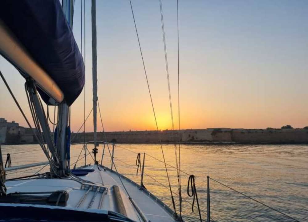 Traccia la rotta verso la gioia: una giornata intera di autentica navigazione a vela a Brindisi a bordo di una barca a vela.
