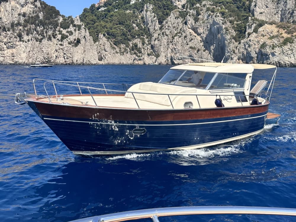 Ανακαλύψτε το Σορέντο με μηχανοκίνητο σκάφος για 8 ώρες και 30 λεπτά
