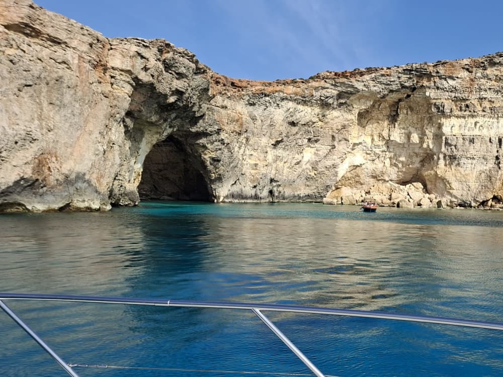 Paseo privado en barco al atardecer: una noche mágica en el agua