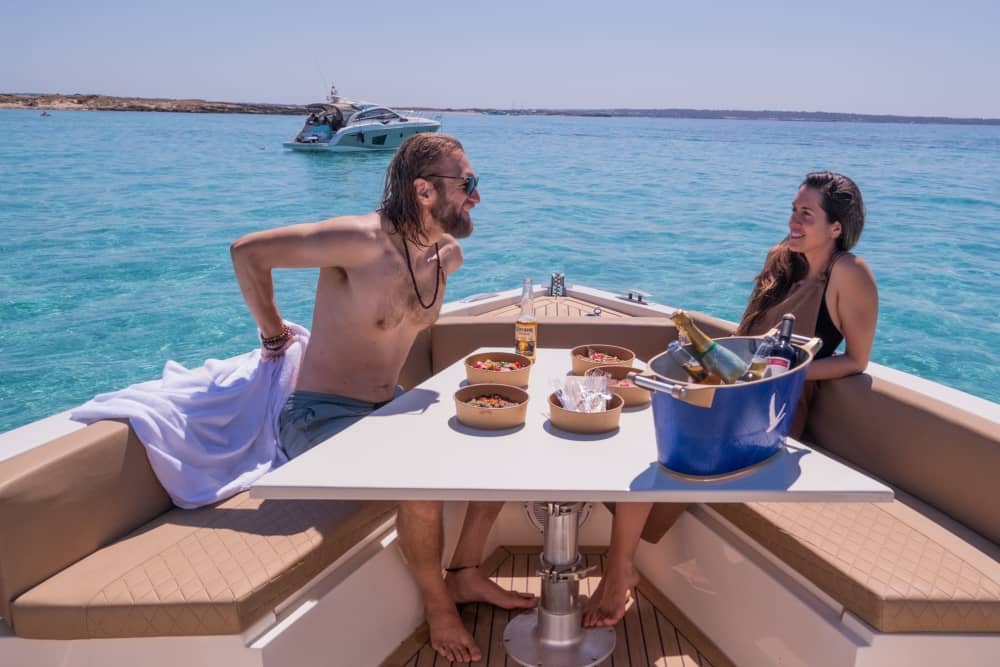 Ιδιωτική εκδρομή με σκάφος γύρω από την Ίμπιζα με μηχανοκίνητο σκάφος