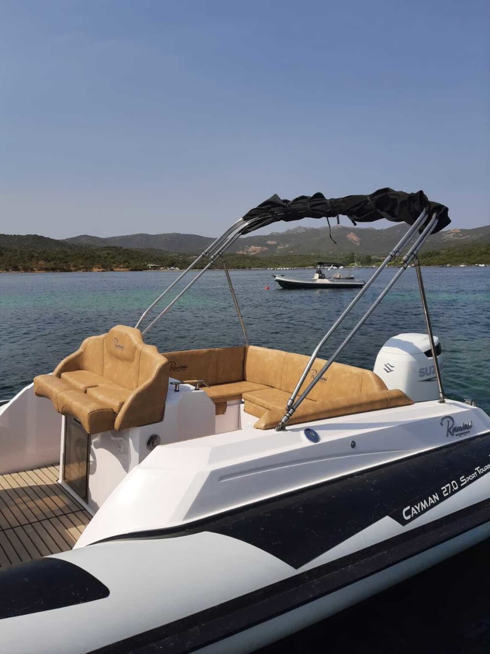 4 ore a Chia: noleggia una barca a motore e goditi il viaggio.