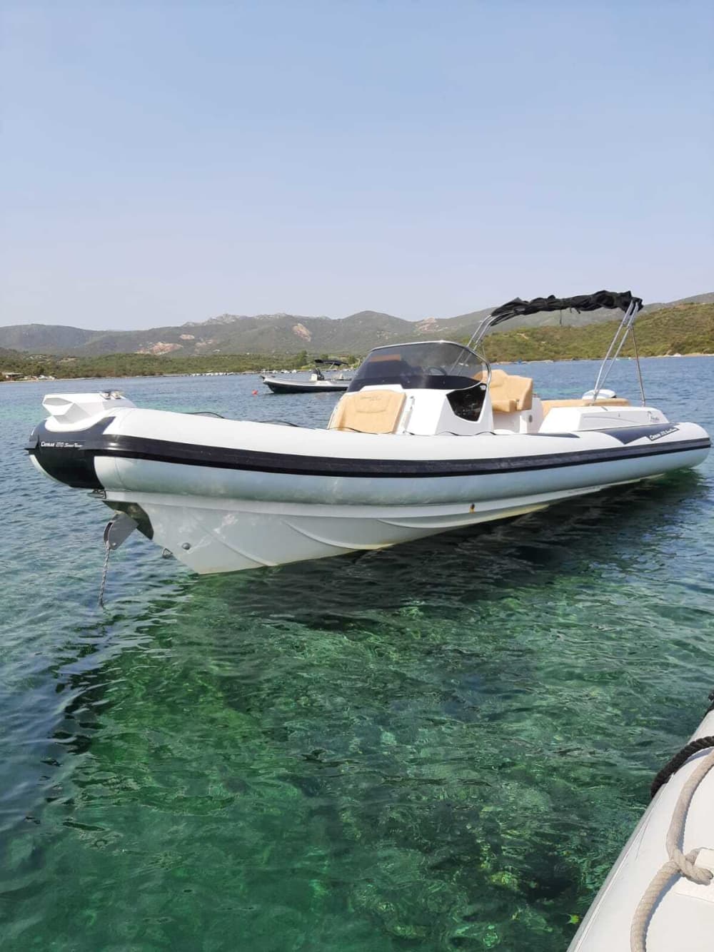 4 ore a Chia: noleggia una barca a motore e goditi il viaggio.