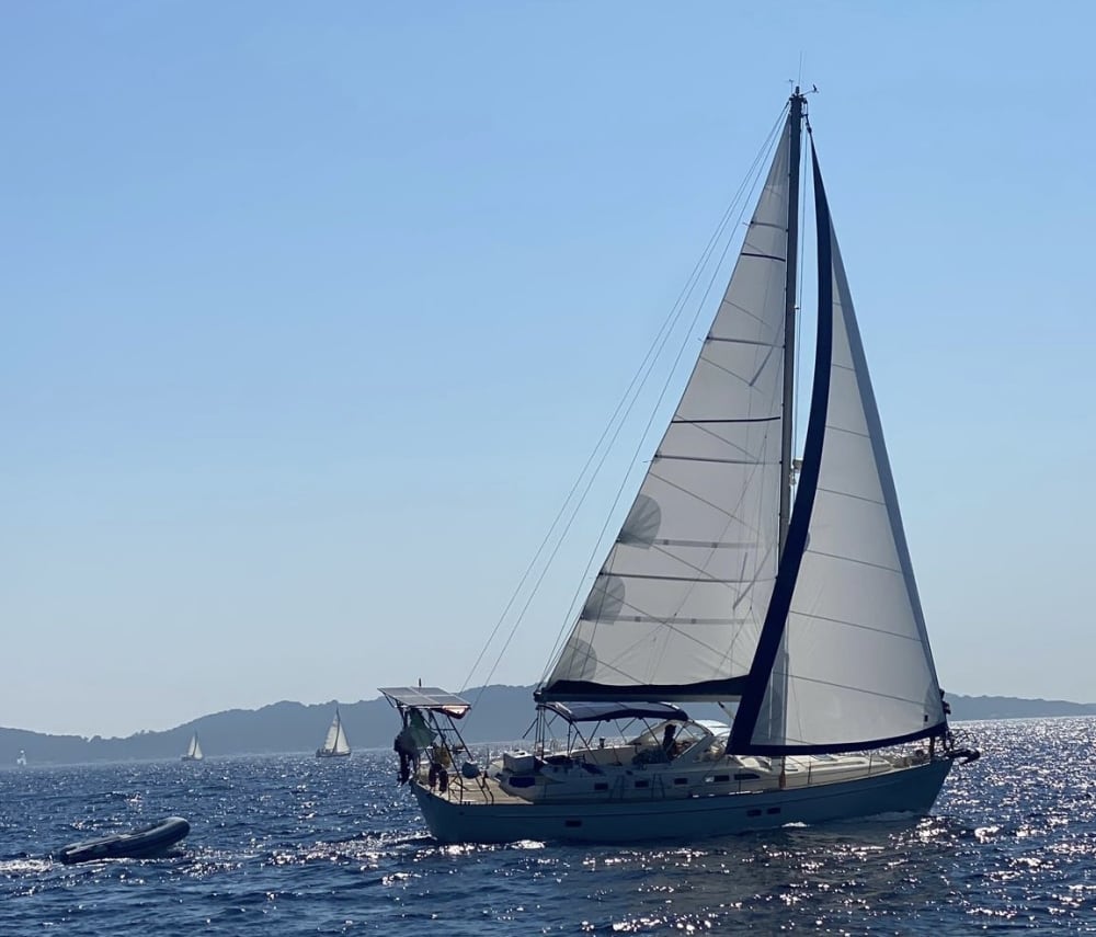 Entdecken Sie Santo Stefano al Mare auf einem ganztägigen Segeltörn