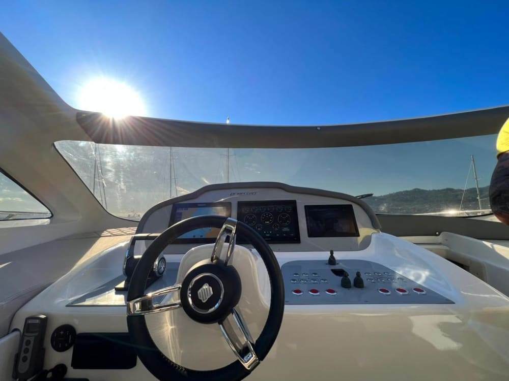 Capri Prestige Escape – Esperienza di lusso a bordo dello yacht Primatist G50