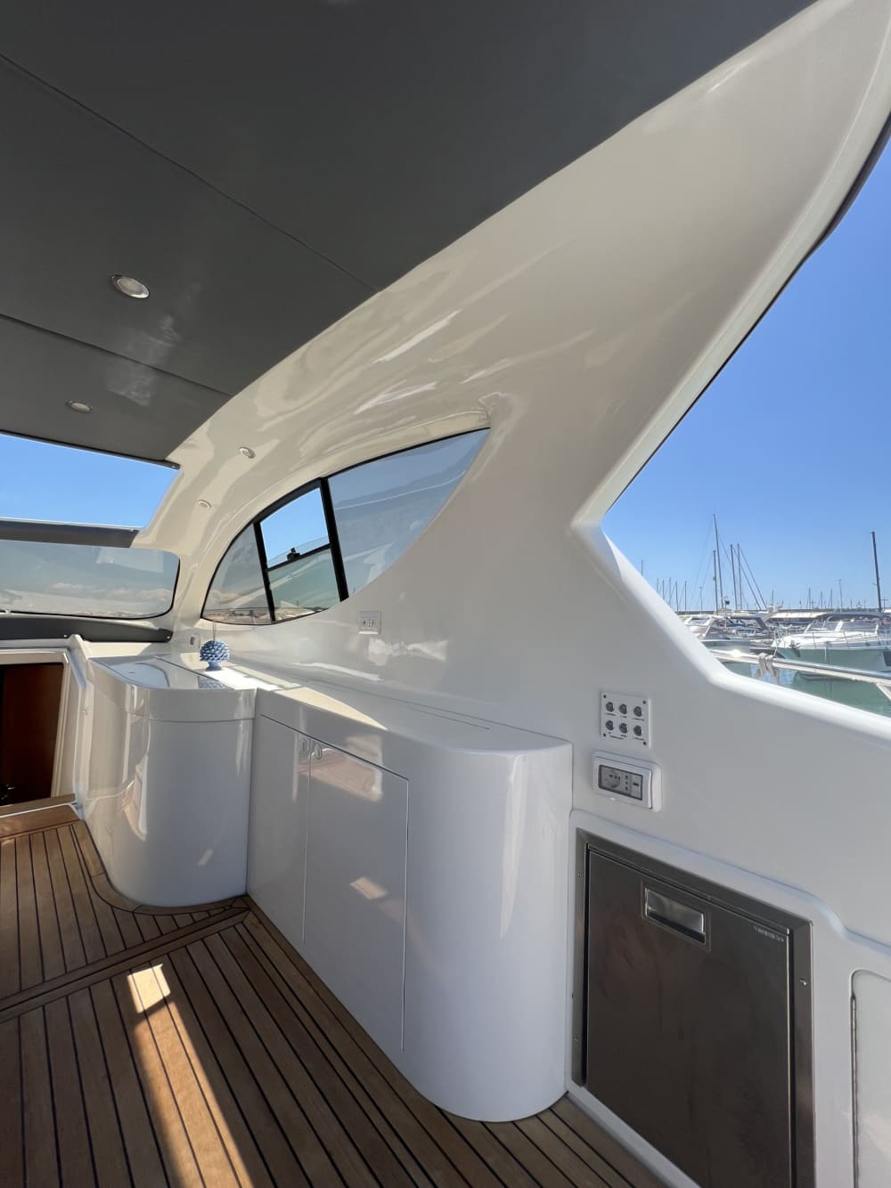 Capri Prestige Escape – Esperienza di lusso a bordo dello yacht Primatist G50