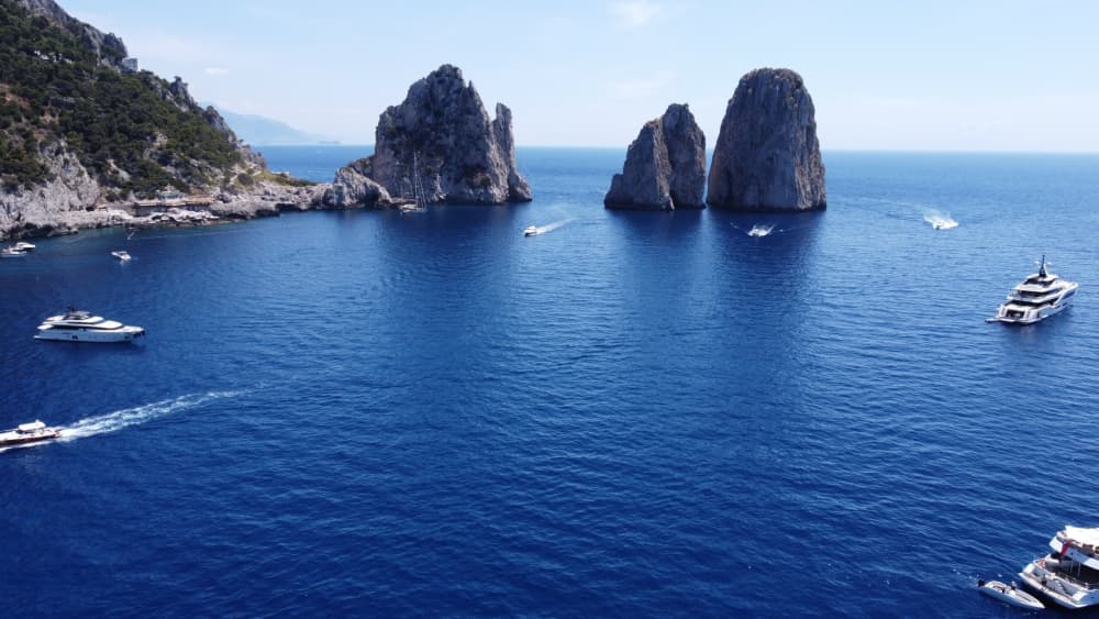 PRIVATE BOAT TOUR AMALFI COAST & CAPRI | MeL2 YACHT EXPERIENCE: pure relaxation on the crystal-clear waters of the Italian blue.