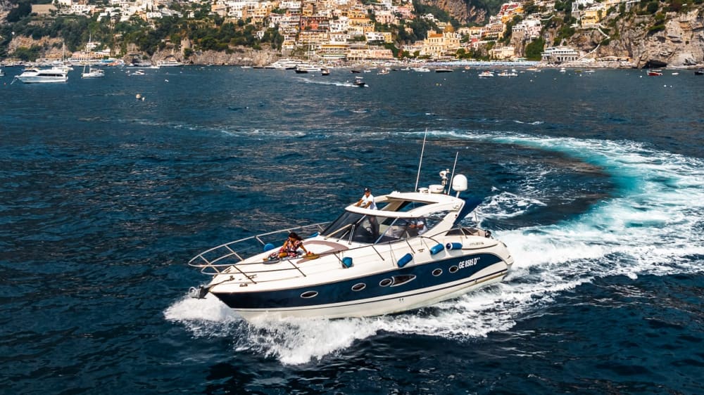 EXCURSIÓN PRIVADA EN BARCO POR LA COSTA AMALFITANA Y CAPRI | EXPERIENCIA EN YATES MeL2: pura relajación en las aguas cristalinas del azul italiano.