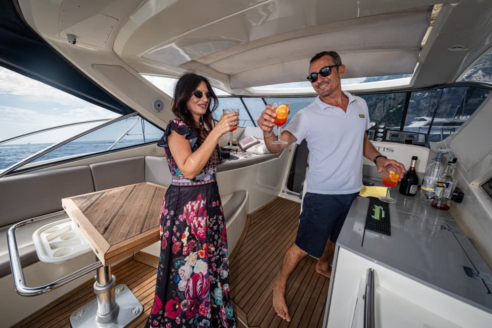 PRIVATE BOAT TOUR AMALFI COAST & CAPRI | MeL2 YACHT EXPERIENCE: puro relax sulle acque cristalline del blu italiano.