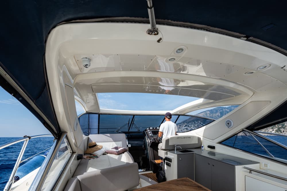 EXCURSIÓN PRIVADA EN BARCO POR LA COSTA AMALFITANA Y CAPRI | EXPERIENCIA EN YATES MeL2: pura relajación en las aguas cristalinas del azul italiano.