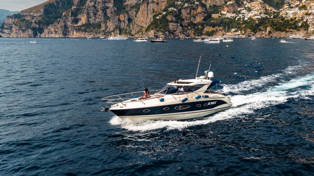 PRIVATE BOAT TOUR AMALFI COAST & CAPRI | MeL2 YACHT EXPERIENCE: puro relax sulle acque cristalline del blu italiano.