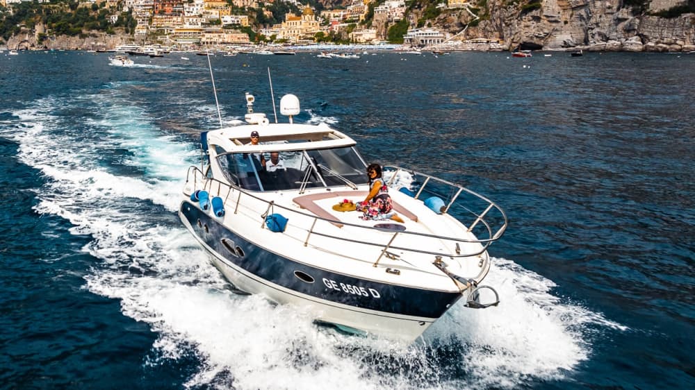 PRIVÉ BOOTTOCHT LANGS DE AMALFIKUST & CAPRI | MeL2 YACHT EXPERIENCE: pure ontspanning op het kristalheldere water van de Italiaanse Zee.