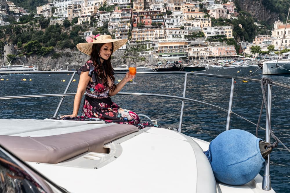 PRIVATE BOAT TOUR AMALFI COAST & CAPRI | MeL2 YACHT EXPERIENCE: puro relax sulle acque cristalline del blu italiano.